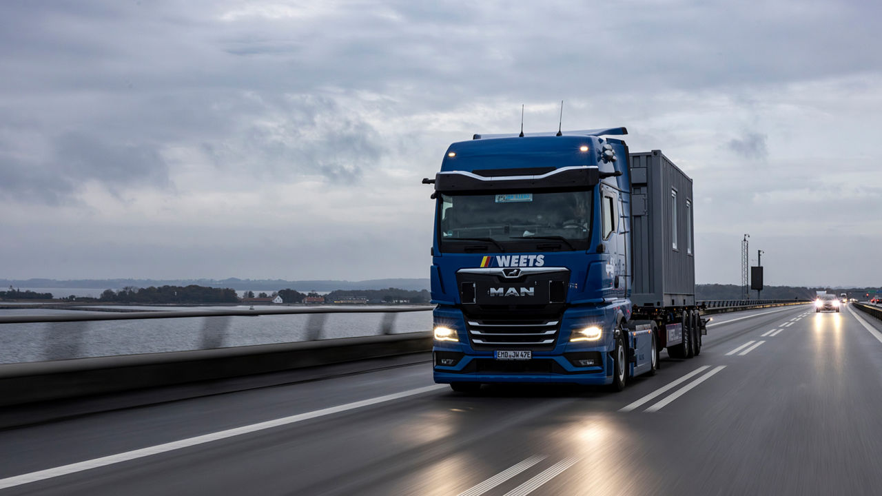 Today, it’s easy to travel all-electric from Bremen to Denmark: the MAN eTruck on the Great Belt Bridge. 
